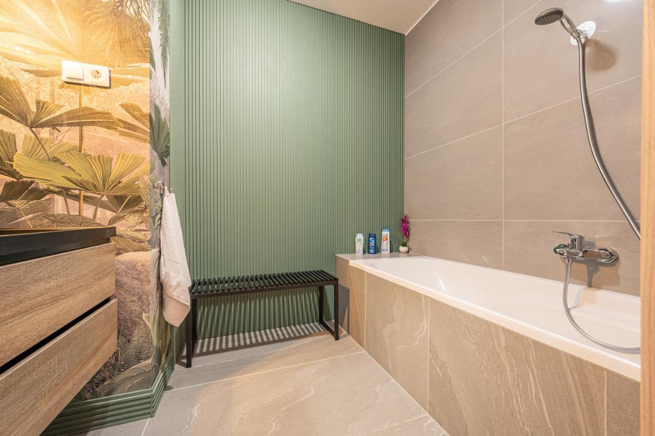 Apartment Luxury W Balcony Next To Andrassy Road *