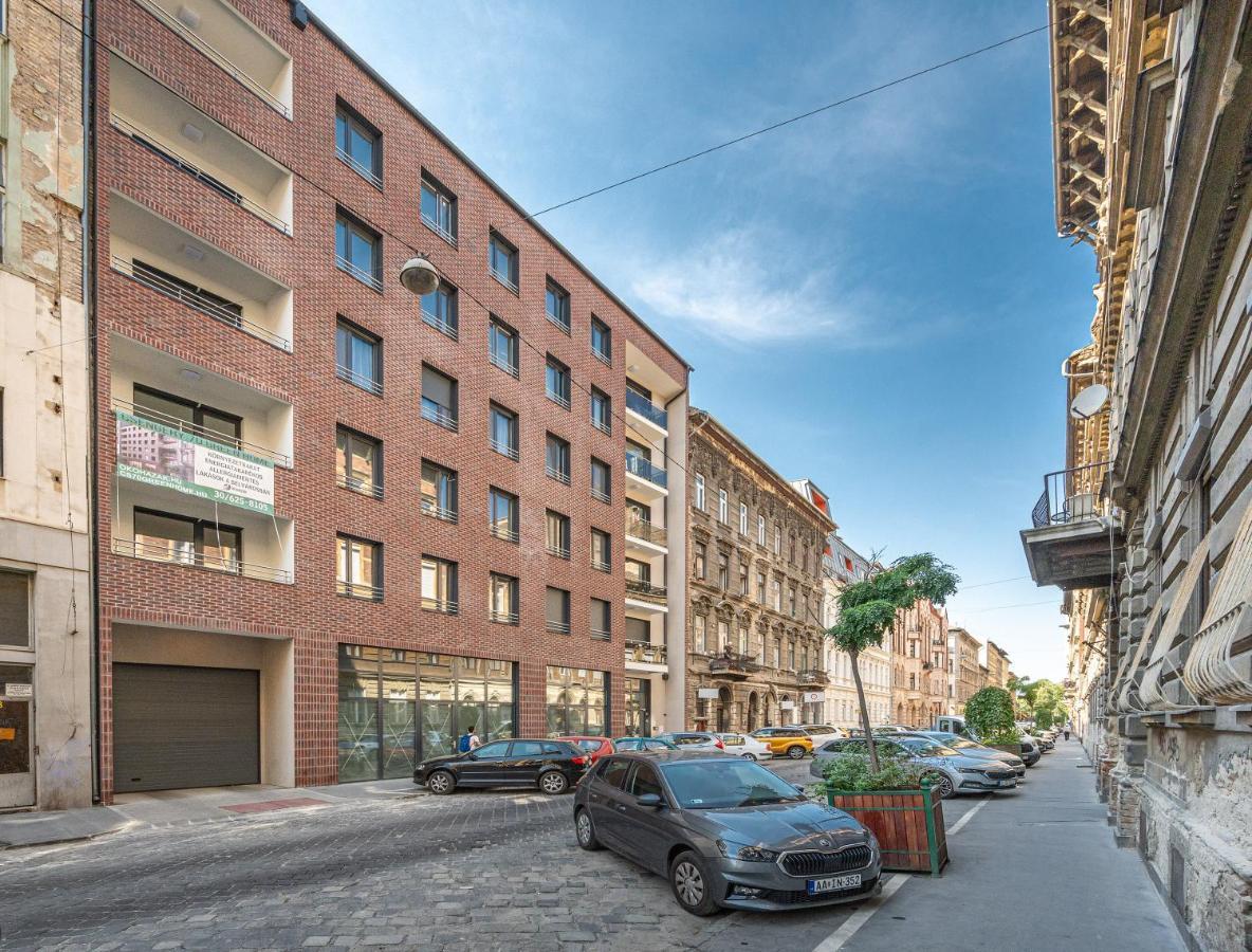 Luxury W Balcony Next To Andrassy Road Apartment *