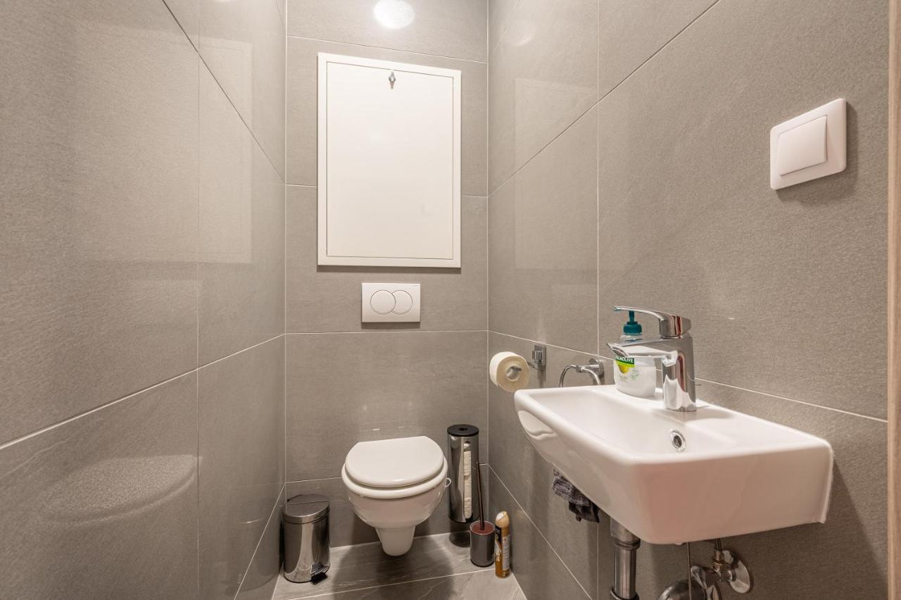 Apartment Luxury W Balcony Next To Andrassy Road