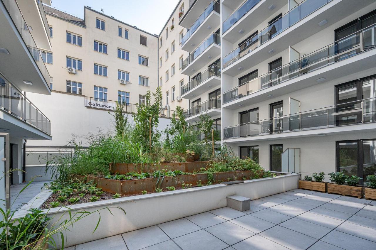 Apartment Luxury W Balcony Next To Andrassy Road