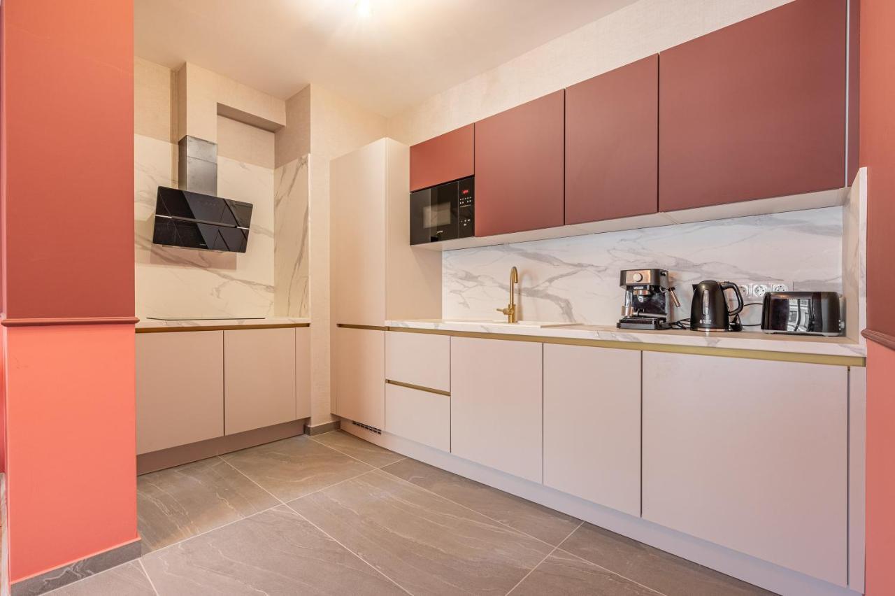 Apartment Luxury W Balcony Next To Andrassy Road